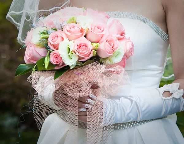 Krásná nevěsta v bílých šatech — Stock fotografie