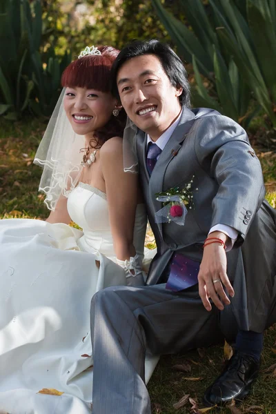 Lächeln Braut und Bräutigam im Park (1) — Stockfoto