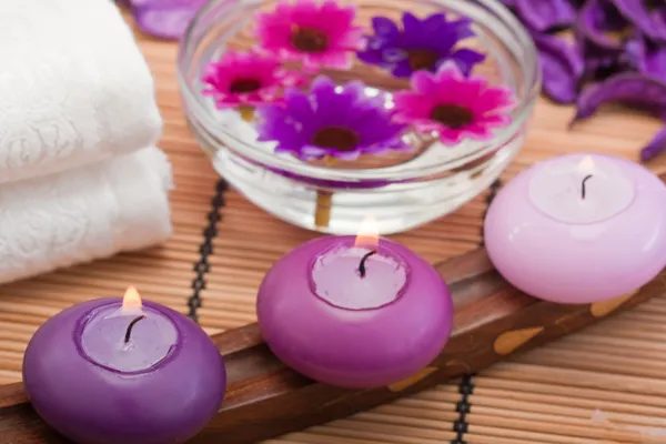 Фиолетовые свечи и цветы (2) ) — стоковое фото