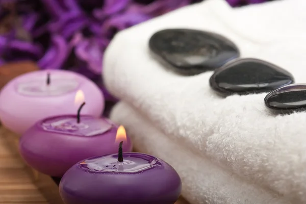 Pedras quentes na toalha com velas (1 ) — Fotografia de Stock