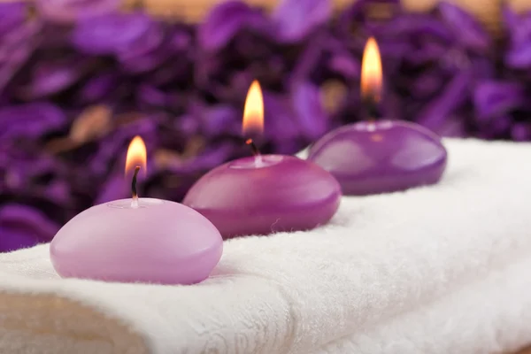 Bougies violettes sur serviette de massage (1 ) — Photo