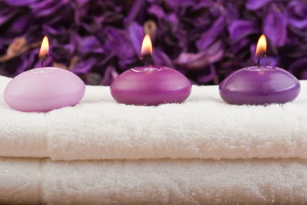 Velas púrpuras sobre toalla de masaje (3 ) —  Fotos de Stock