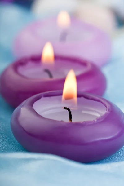 Purple toned candles on baby silk (1) — Stock Photo, Image