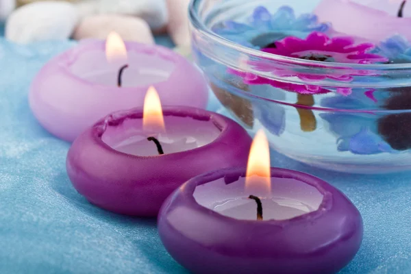 Фиолетовые тонированные свечи и цветы (2) ) — стоковое фото