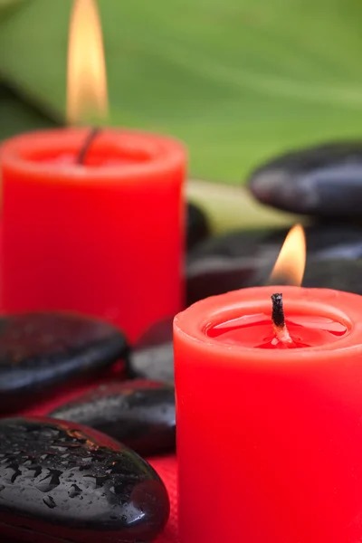 Pedras quentes com velas vermelhas (1 ) — Fotografia de Stock