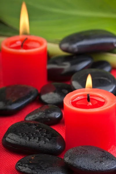 Pietre calde con candele rosse (2 ) — Foto Stock