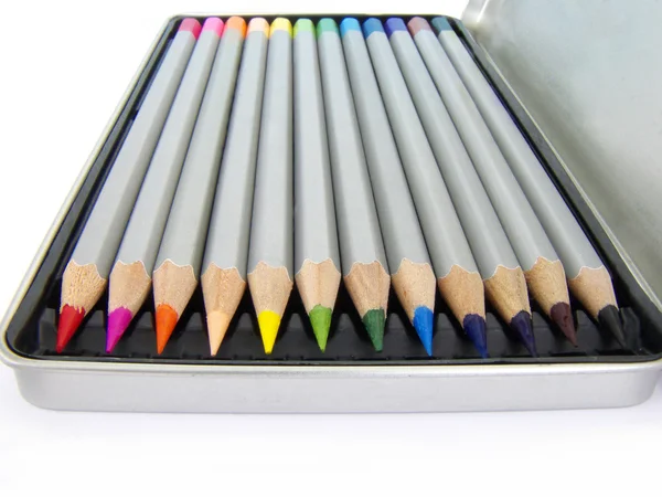 12 renkli kalemler içinde pencilbox — Stok fotoğraf