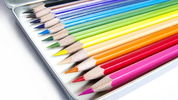 12 Farbstifte in Bleistiftschachtel — Stockfoto