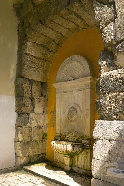 Een bron bij de stenen niche — Stockfoto