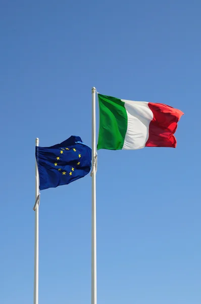 Italienische und europäische Flaggen — Stockfoto