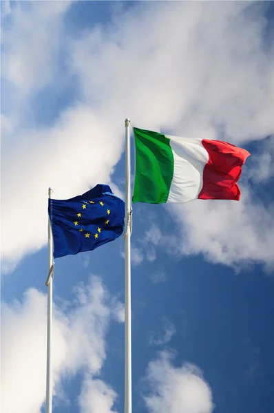 Italienische und europäische Flaggen — Stockfoto
