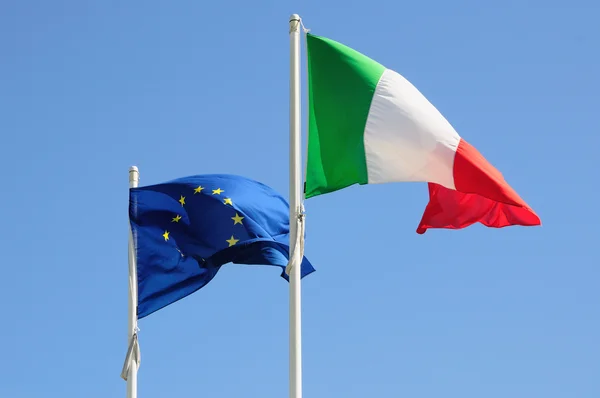 Ιταλία και την Ευρώπη σημαίες — Φωτογραφία Αρχείου