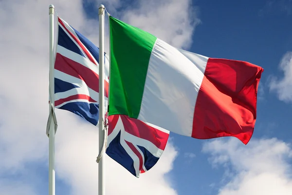 Italien und große britische Flaggen — Stockfoto