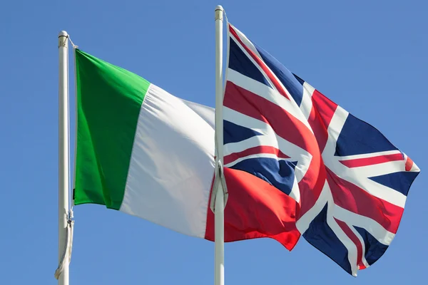 Italien och Storbritannien flaggor — Stockfoto