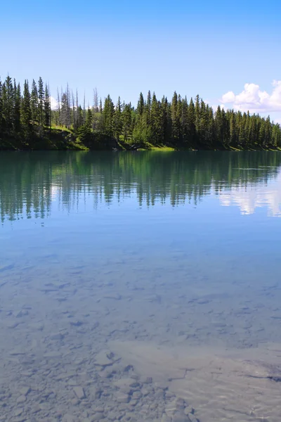 Lago tranquilo con reflejo — Foto de Stock