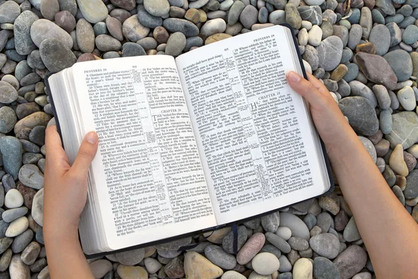 Frauenhände mit offener Bibel — Stockfoto
