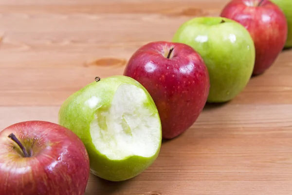 Äpfel in einer Reihe — Stockfoto
