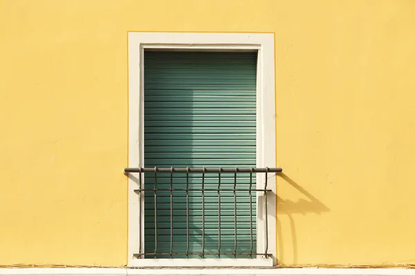 이탈리아 셔터 창 — 스톡 사진