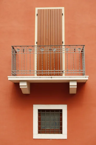 İtalyan perde pencere — Stok fotoğraf