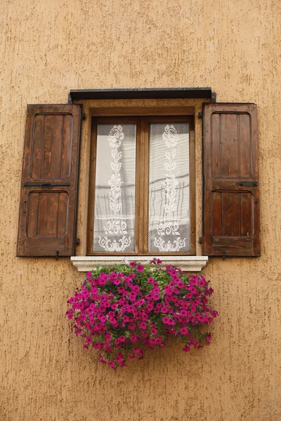 Italienisches Rollladenfenster Stockbild