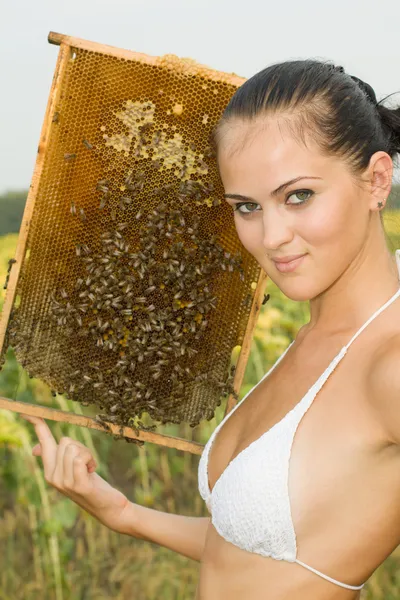 La muchacha sobre el apiario — Foto de Stock