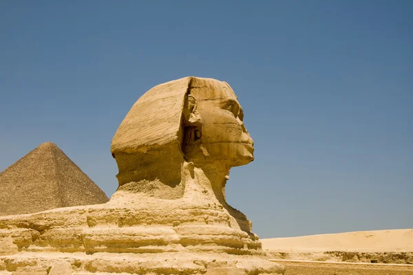Szfinx giza és a piramis — Stock Fotó