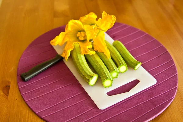 Grüne Zucchini mit Blüten — Stockfoto