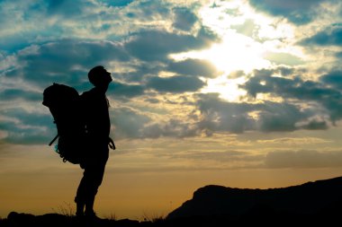 Tepedeki adam siluet