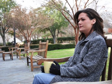 genç yetişkin kadın kahve ile rahatlatıcı