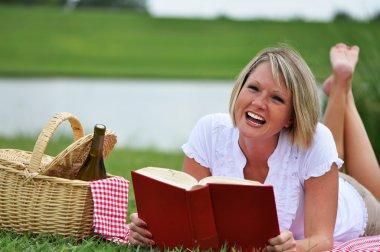 kadın kitap ve şarapla piknik