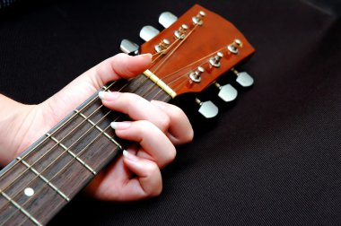 Gitar çalan kız