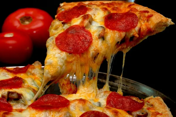 Fetta di pizza salame piccante — Foto Stock