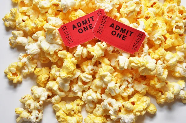 Kinokarten und Popcorn — Stockfoto