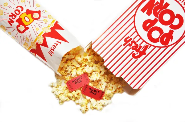 Popcorn och film biljetter — Stockfoto
