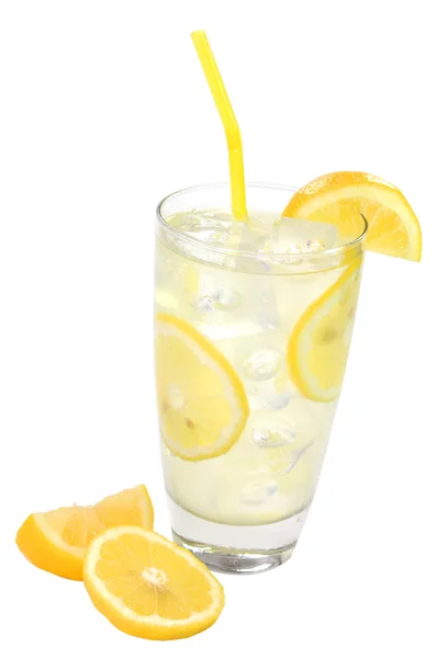 Lemonad med citroner isolerade — Stockfoto