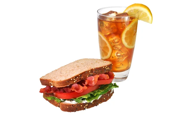 BLT sandwich, ijsthee, geïsoleerd, uitknippad — Stockfoto