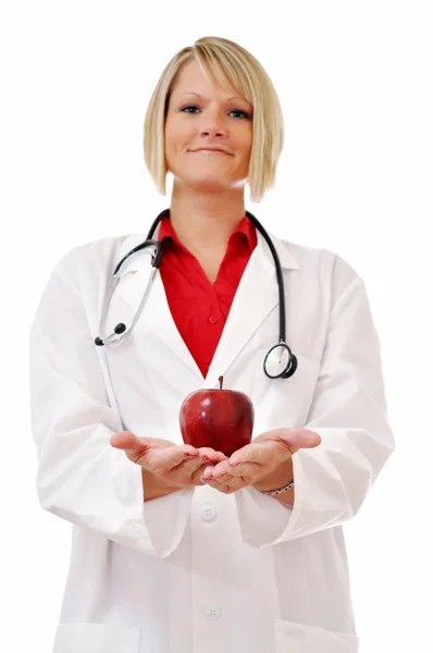 Женщина-врач с Apple и стетоскопом изолировать — стоковое фото