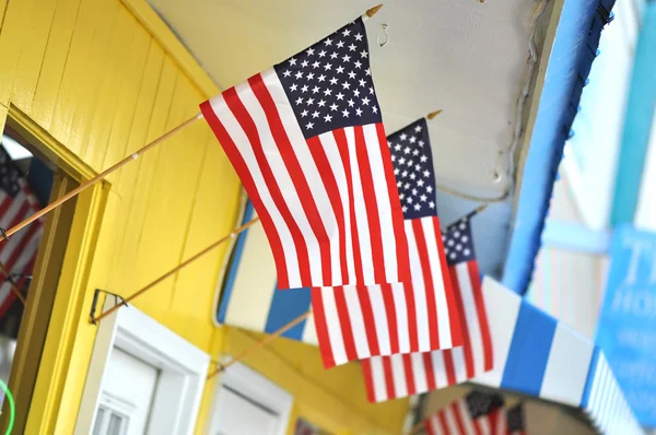 Devant magasin avec drapeaux américains — Photo