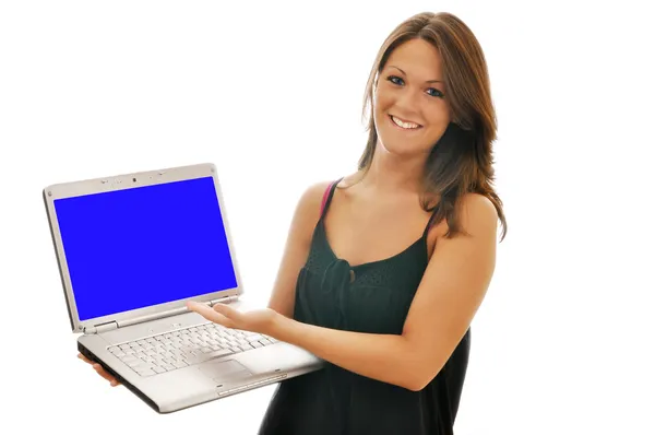 Lächelnde weibliche Brünette mit Computer isoliert — Stockfoto
