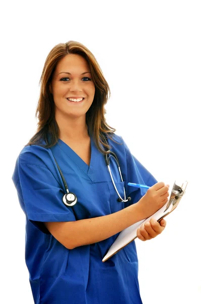 聴診器とクリップボードの女性看護師の笑みを浮かべてください。 — ストック写真