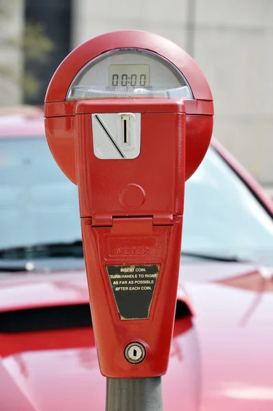 Красный счетчик парковки — стоковое фото
