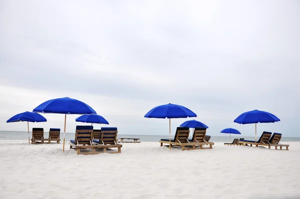Strandparaplyer och stolar — Stockfoto