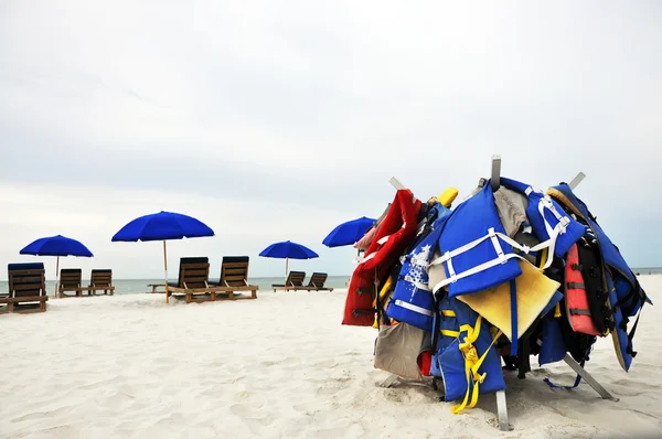 Guarda-chuvas de praia e coletes salva-vidas — Fotografia de Stock