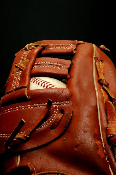 带球的棒球手套 — 图库照片