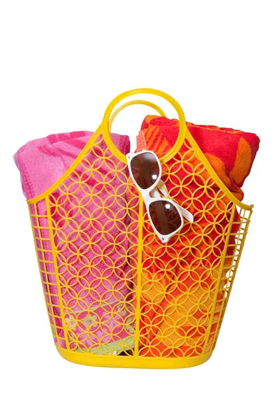 Strandväska, handdukar och solglasögon — Stockfoto