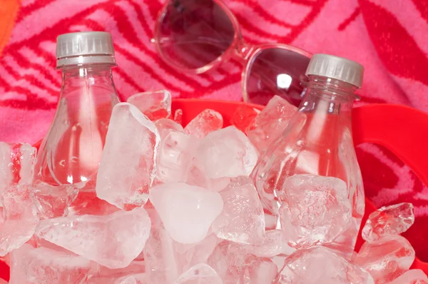 Butelkowanej wody na lodzie i okulary — Zdjęcie stockowe