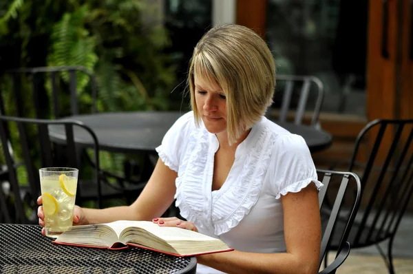 Öğrenci okuma kitabı ile limonata — Stok fotoğraf