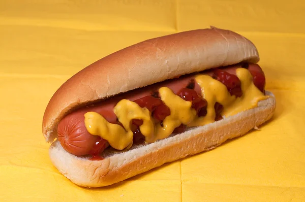 Hot dog con ketchup e senape — Foto Stock