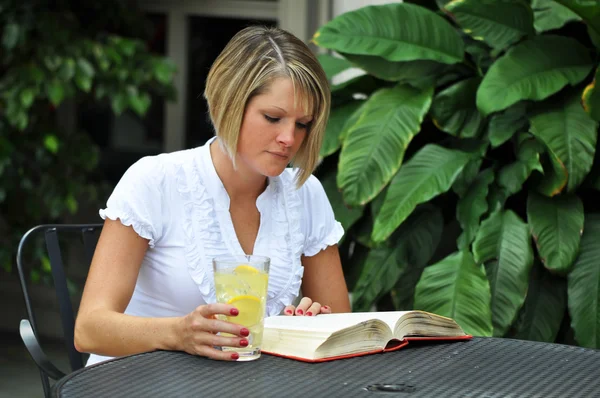 Estudante do sexo feminino estudando com livro didático — Fotografia de Stock