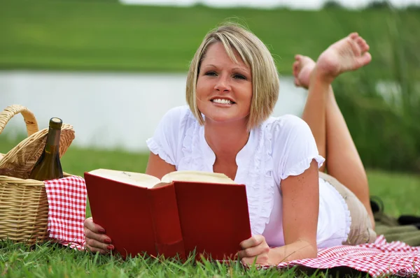 野餐用酒和书上的女人 — 图库照片